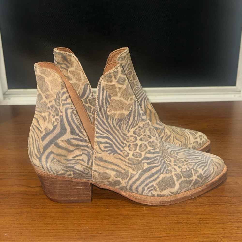 Free People Suede Charm Double V Cut Booties Animal Print Ankle Boots Size 36 - Picture 2 of 7